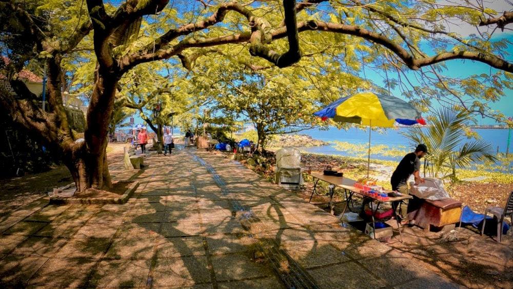 The square is a great place for photography, especially during sunset, and offers a glimpse of Kochi's colonial history
